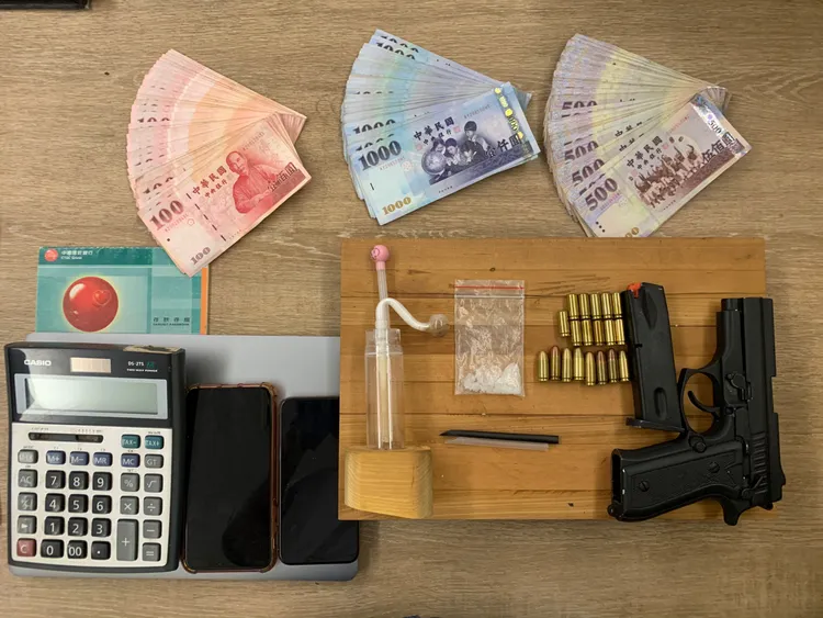 警方查扣槍枝、子彈及帳冊現金等證物。新北市刑大提供