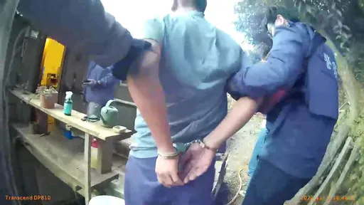 不想入監攜槍逃亡!躲山區2年還兼六合彩組頭 新北警搜山草叢中逮人