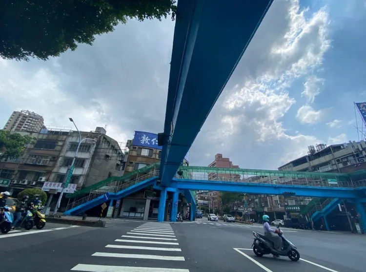 三重區明志陸橋拆除前。市府提供