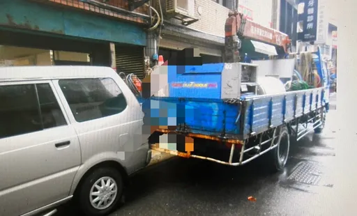 駕駛忘了拉手剎車 釀禍啦!大貨車倒退嚕撞小貨車