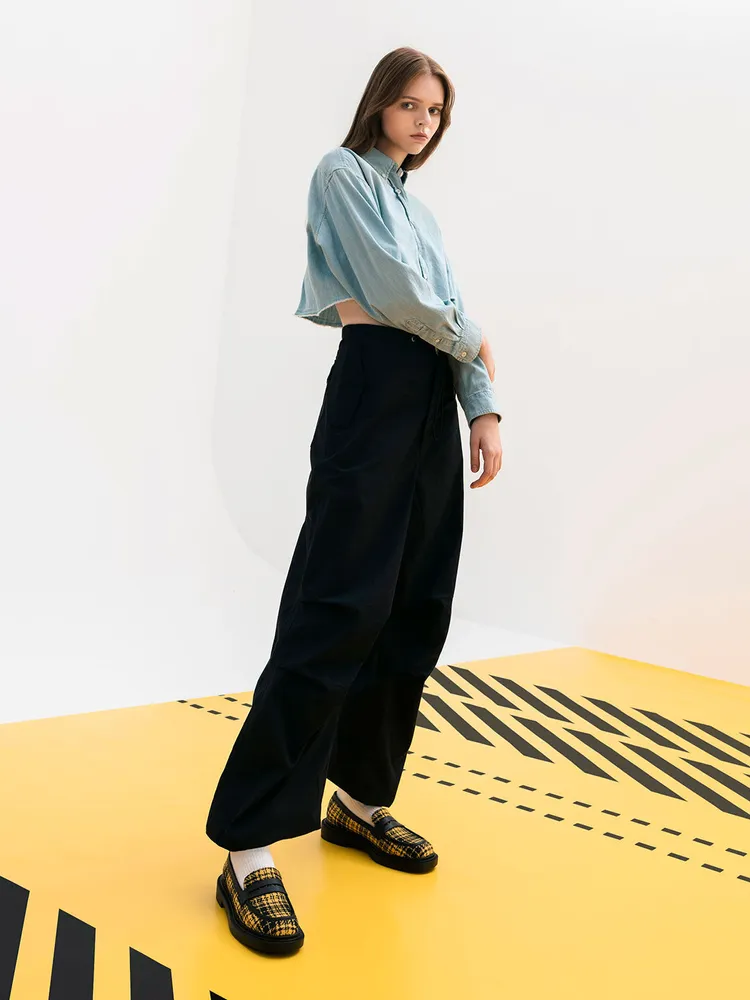 CHARLES & KEITH格紋厚底樂福鞋，2390元。品牌提供