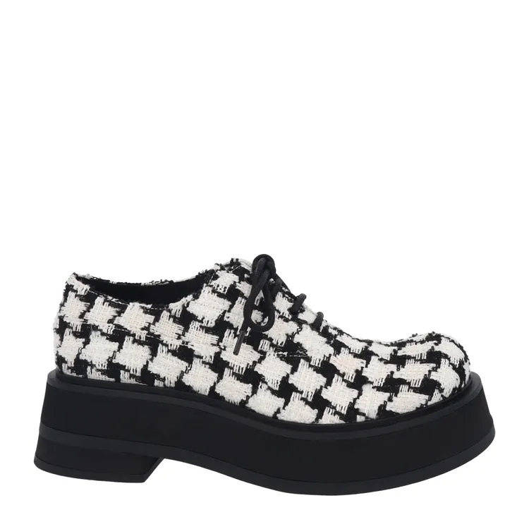 CHARLES & KEITH毛呢厚底牛津鞋，2490元。品牌提供