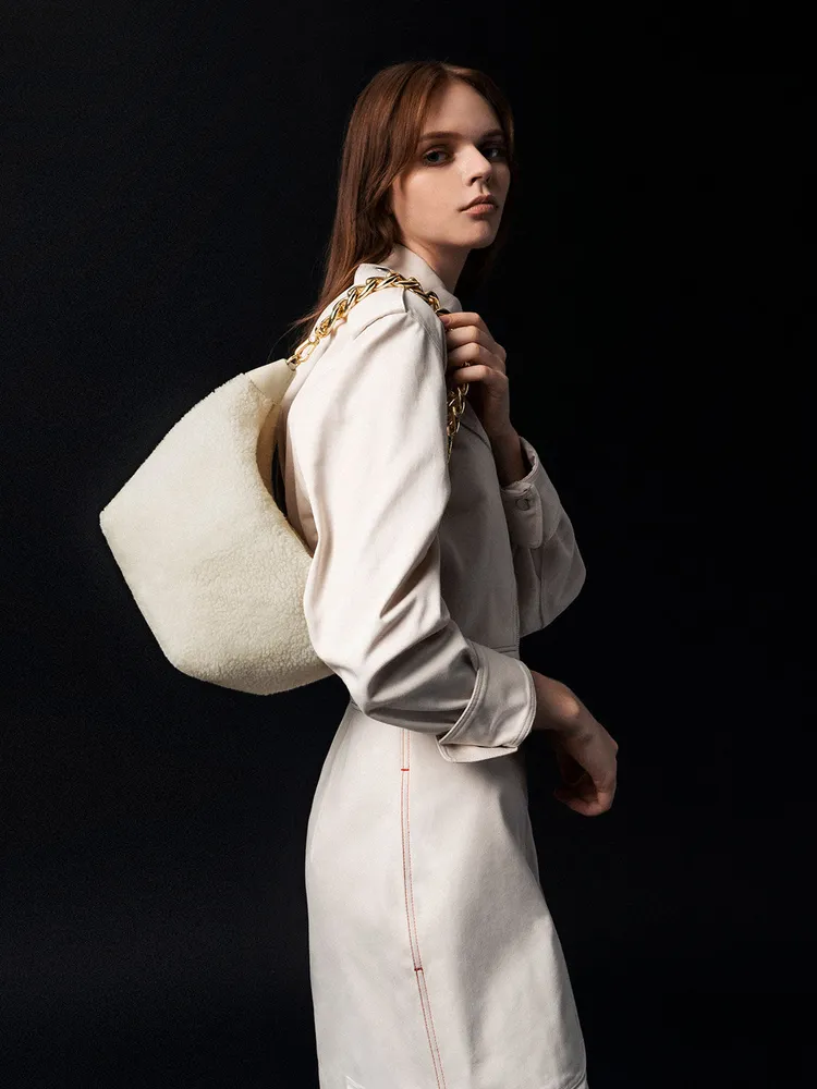 CHARLES & KEITH Daki金屬鍊流浪包，2390元。品牌提供