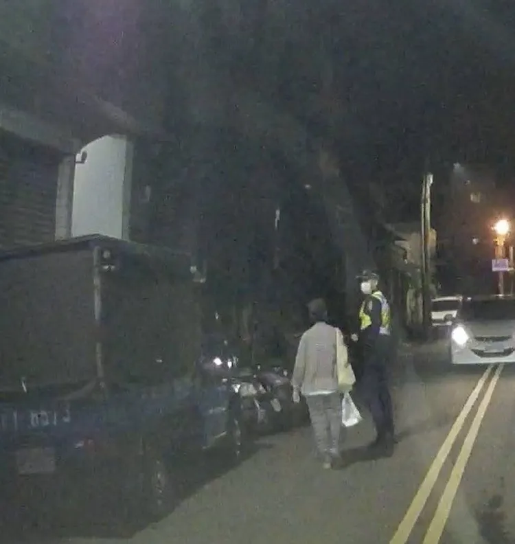 員警發現老婦帶著10萬元站在路口。警方提供 