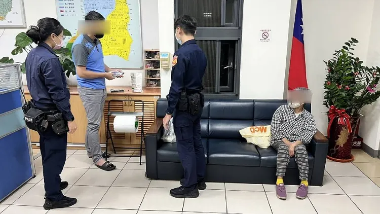 警方連絡老婦家人到派出所帶她回家。警方提供