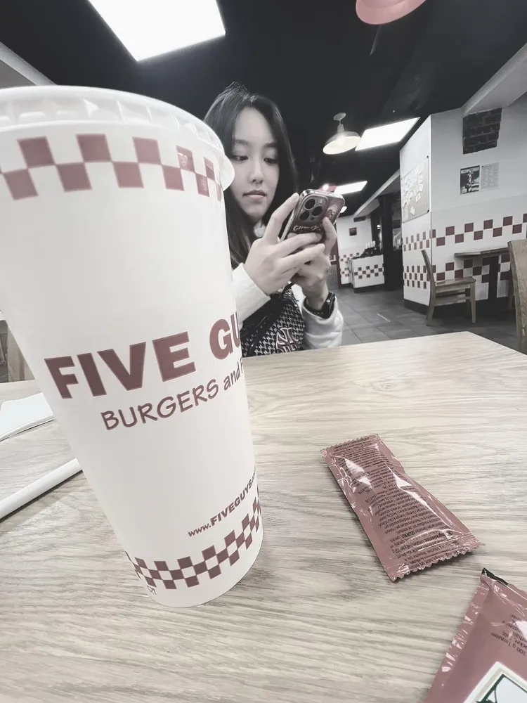 苗可麗的女兒綺綺在英國念書。翻攝苗可麗臉書