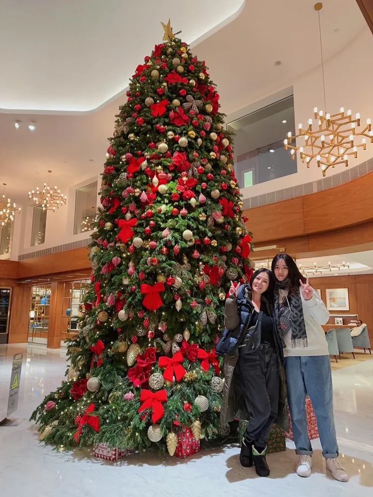 身高162公分的苗可麗（左）依偎在172公分的綺綺身邊顯得小鳥依人。鍾巧娟提供