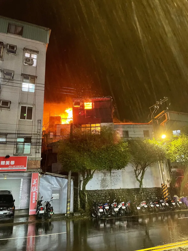 火勢相當猛烈。翻攝畫面