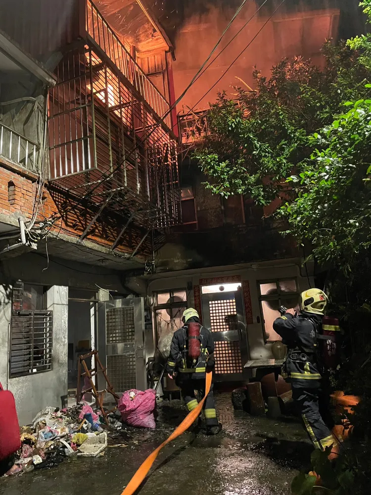 消防隊在現場佈線搶救。翻攝畫面