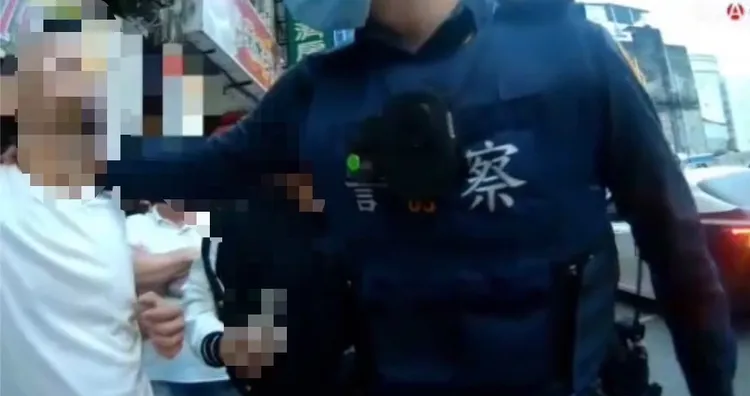 警方將毆人男子帶回偵訊。翻攝畫面