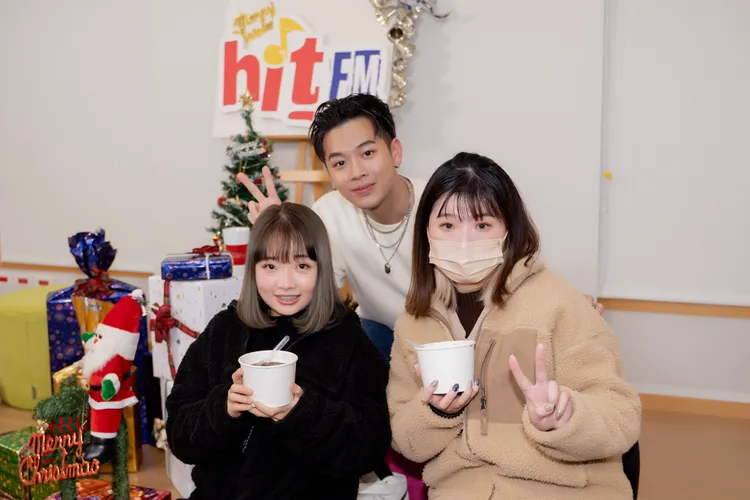 高爾宣（中）與粉絲開心互動。Hit Fm聯播網提供