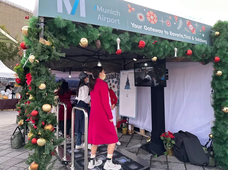 現場設有慕尼黑空運來台的跳舞機，民眾可挑戰巴伐利亞傳統舞曲。長榮航空提供