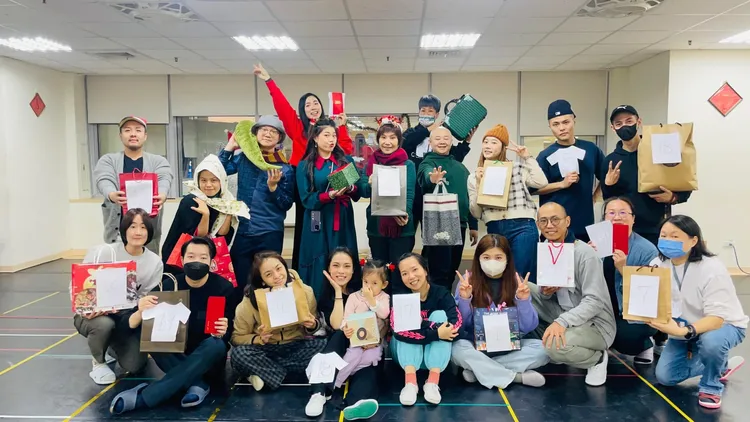 唐美雲歌仔戲團耶誕夜交換禮物。大愛提供