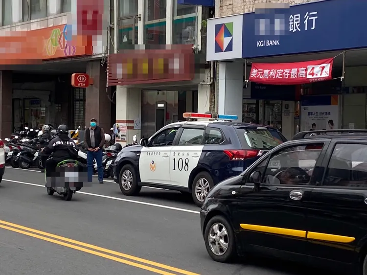 警方取締併排亂停車輛。讀者提供