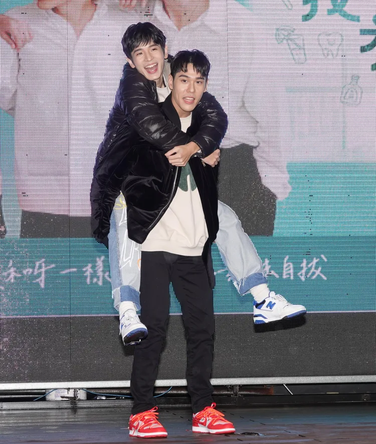 周予天（前）背張豐豪。陳德興攝