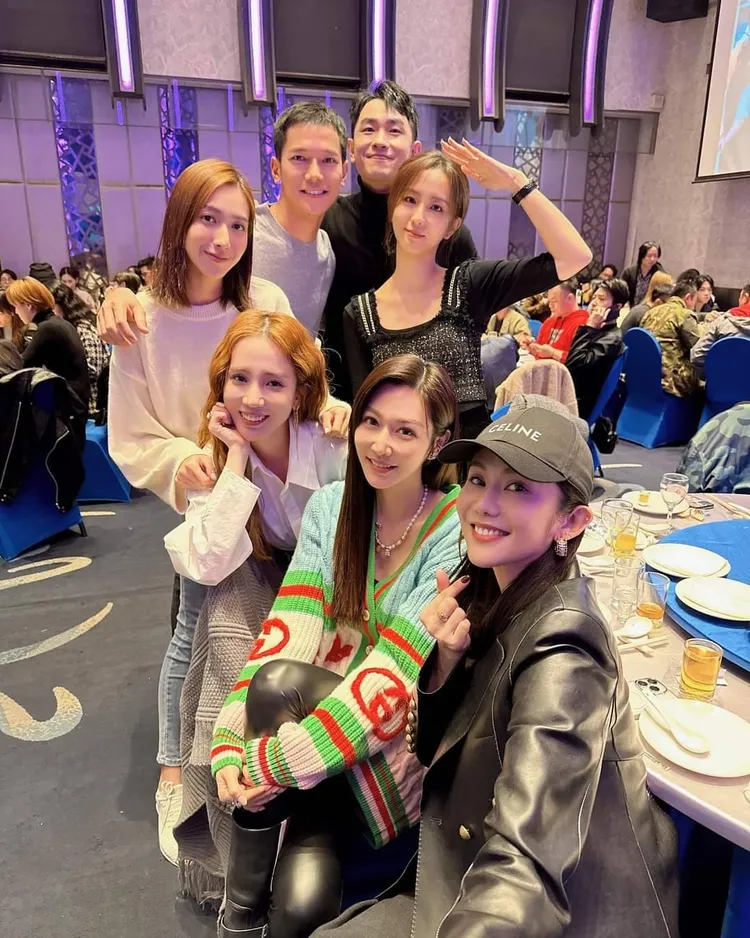 王宇婕（前起）、曾莞婷、愛雅、楊晴、周曉涵、梁瀚名、陳謙文5美2帥昨殺青酒開心拍合照。翻攝曾莞婷臉書