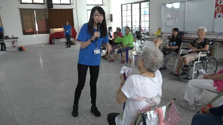 個管師與長輩互動。門諾提供