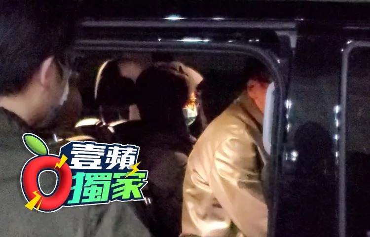 蘇怡寧的妻子陳君蕙在偵訊結束後先搭上車，隨後蘇怡寧再搭上車一起離開。呂志明攝