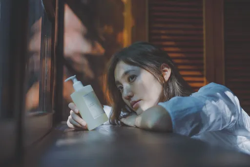 王棠云趕工200份禮「遭熱熔膠燙傷」慘叫出聲 看齊老公余文樂升格當闆娘