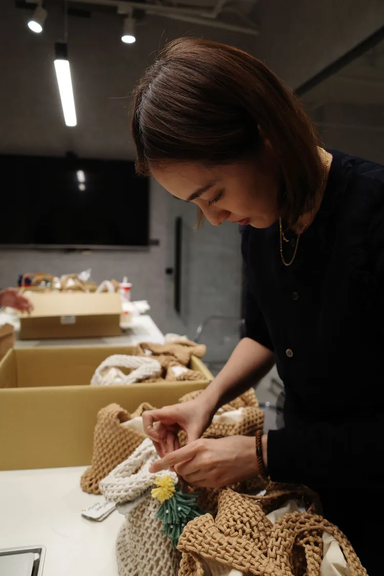 王棠云親自準備200份品牌伴手禮分送給親朋好友。傑星傳播提供