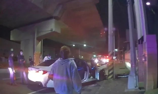 案發當天侯男的頸部被子彈擊中,車輛當場失控撞上路旁電線桿。讀者提供