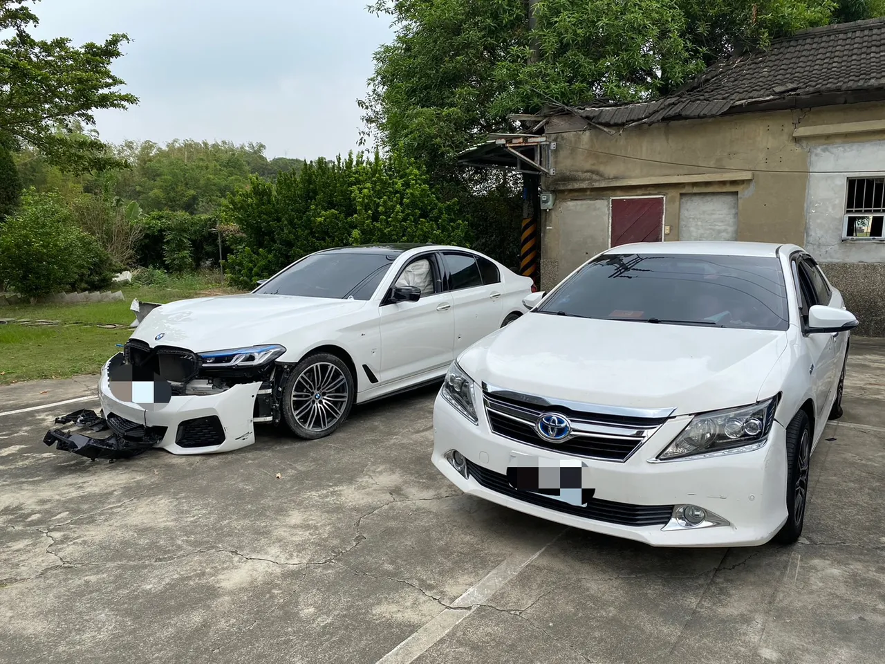 侯姓男子與翁姓駕駛的兩輛白色汽車遭歹徒開槍,車身彈痕累累。讀者提供