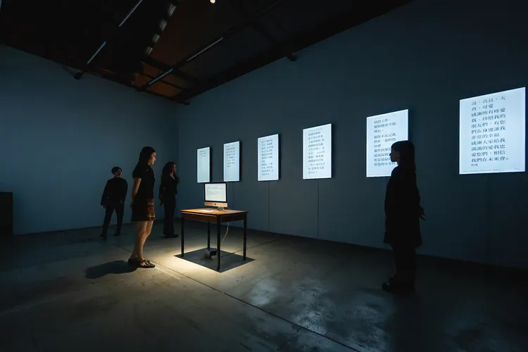 日本新創藝術團隊dividual inc. 以數位藝術作品「_10分鐘遺言」參展，並募集民眾遺言展出。文化局提供