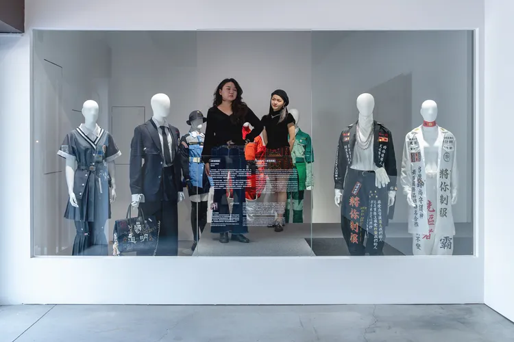 設計師周裕穎「將你制服…」系列，結合時尚元素，改造日本暴走族、郵差、學生等各種制服。文化局提供