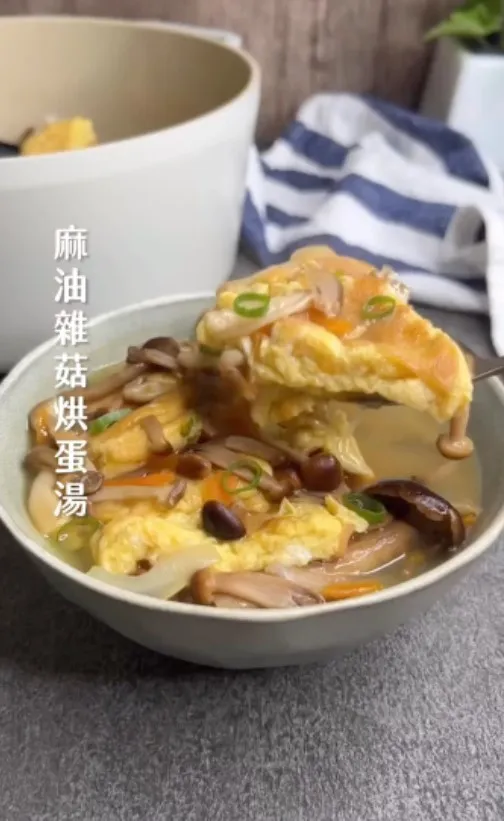 小叮嚀：製作時請耐心以小火『麻油煸薑片』，湯頭才不會苦苦唷！天涼有助溫補。IG @dulahoop12 提供