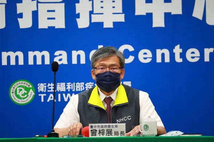 台中市衛生局長曾梓展到指揮中心說明 。指揮中心提供