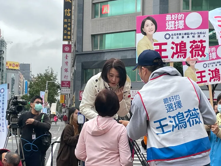 王鴻薇於松江南京路口拜票。劉彥宜攝