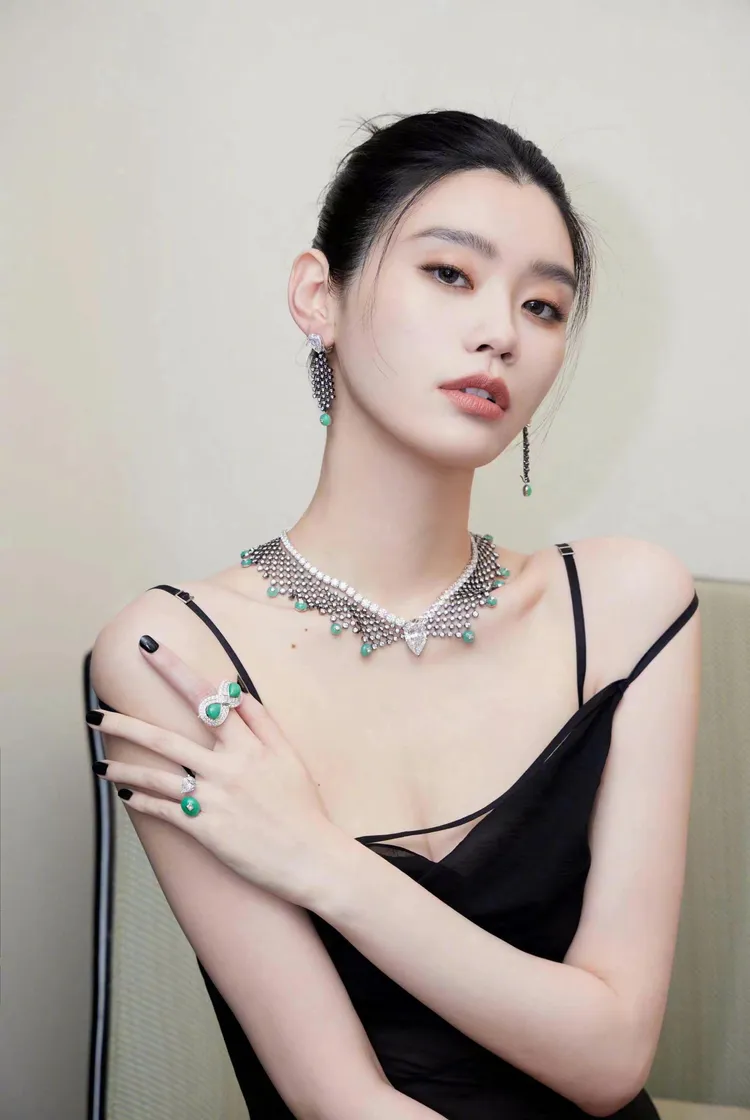 據傳奚夢瑤產下1胎，就能多分到5億家產，比起她在De Beers配搭的高級珠寶總價還高。品牌提供