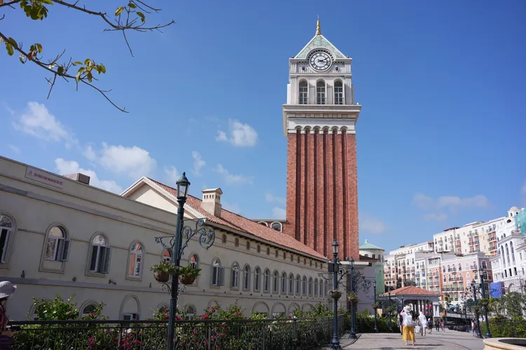 太陽集團於安提鎮打造地中海歐風小鎮，鐘樓下方將規劃希爾頓酒店。黃盈甄攝