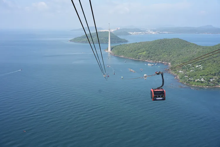 纜車攀升時有搭乘雲霄飛車的離心力感。黃盈甄攝