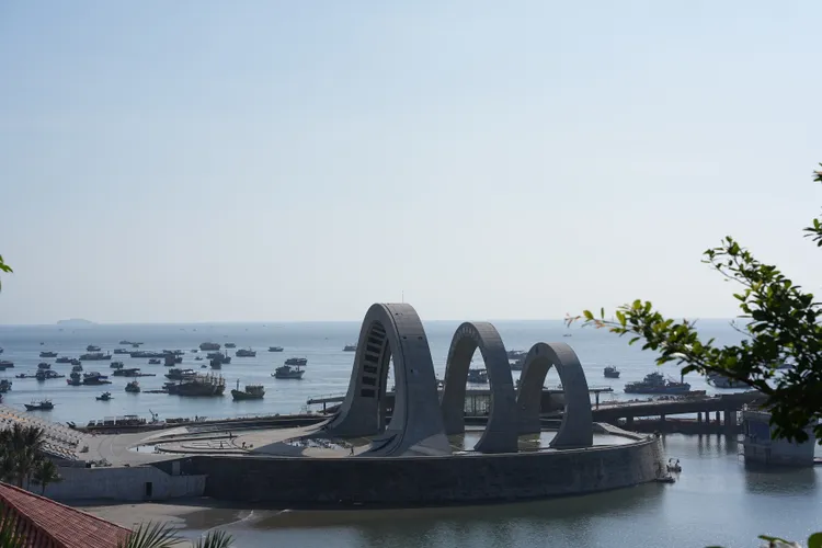 安提鎮跨海纜車站旁設置了大型表演舞台，未來將提供固定演出。黃盈甄攝