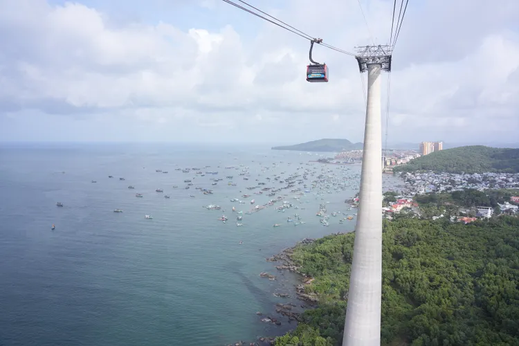 纜車攀升時的離心力有如搭乘雲霄飛車，相當刺激。黃盈甄攝