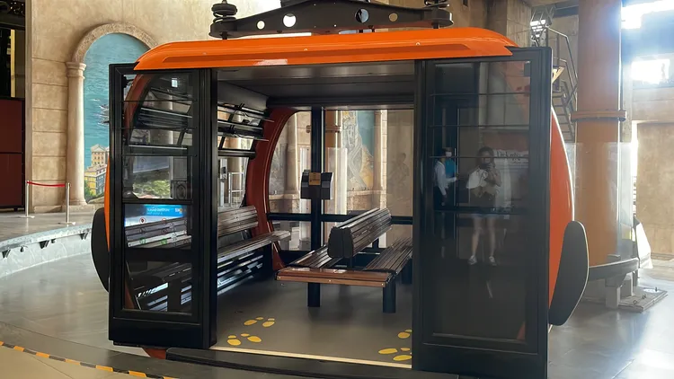 纜車內空間相當寬敞也設置有空調設備。黃盈甄攝