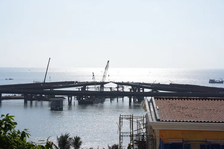 峴港佛手橋設計師於安提鎮纜車站旁設計了地標景點「親吻橋」。黃盈甄攝