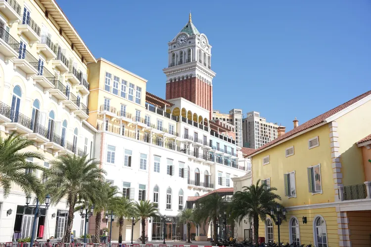 纜車起站的「安提鎮」亦由太陽集團所打造，以歐洲地中海小鎮為指標打造的安提鎮，由300多座商業化別墅所組成。黃盈甄攝