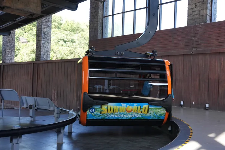 纜車四面以大片透明玻璃窗為設計，旅客可輕鬆觀賞風景。黃盈甄攝