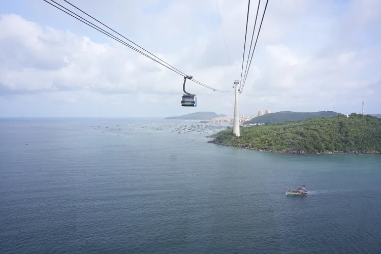 纜車連接本島的安提鎮與香島，搭乘時可盡攬美麗的富國島海上風光。黃盈甄攝