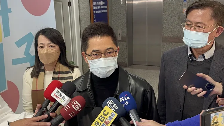 國民黨秘書長黃健庭今下午神色凝重現身國民黨高市黨部。讀者提供