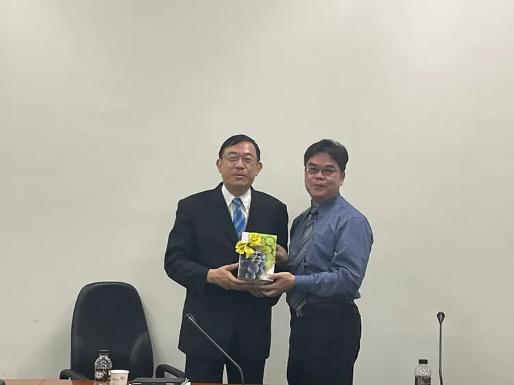 檢察官張文傑（右）將黃三豪涉嫌賄選偵結，並提起苗檢首件當選無效之訴。圖為檢察總長日前表揚張等人查賄有功。苗栗地檢署提供