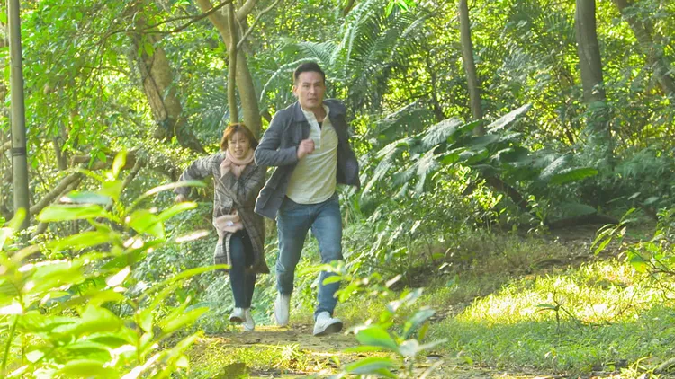 王瞳跟傅子純寒流來襲時到山區拍攝，冷到不行。民視提供