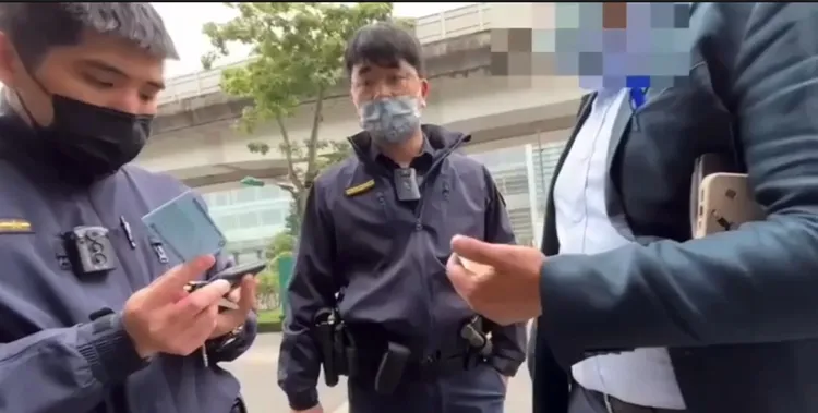 警方盤查印度籍男子。翻攝畫面