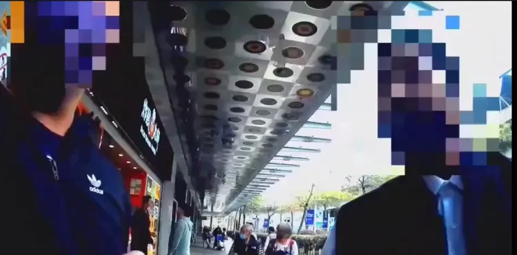 警方查獲另名印度男子（圖右）正在行騙。翻攝畫面