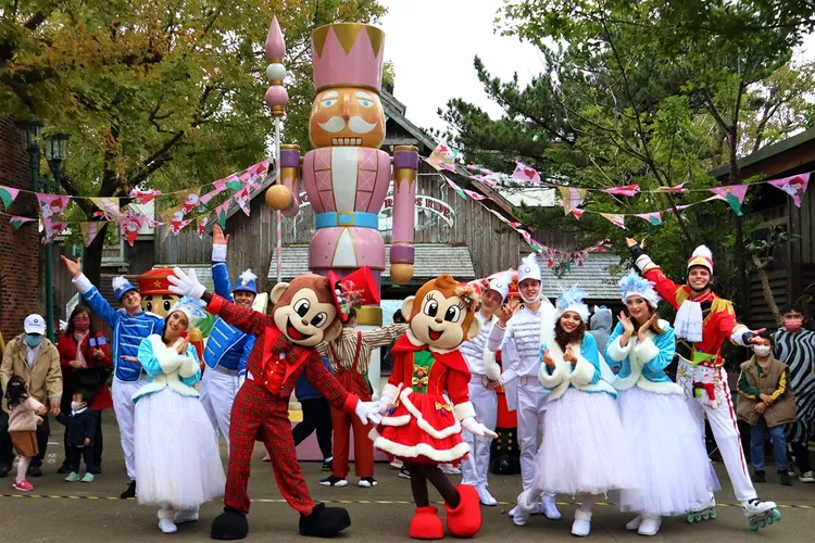 冬季最大盛典遊行「魔法耶誕派對」，由耶誕老公公帶領著耶誕精靈們歡慶落雪紛飛的耶誕村。六福村提供