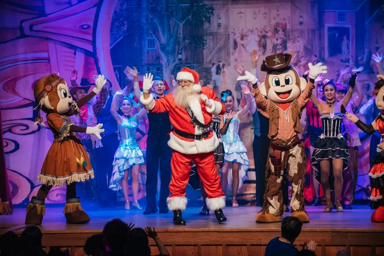 預訂樂園「冬季耶誕盛宴-威靈頓特餐」，可邊享受頂級菲力牛排美味，邊欣賞百老匯等級華麗舞台劇。六福村提供