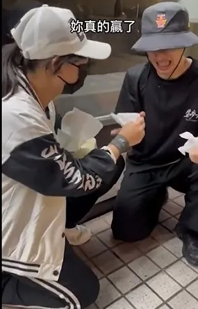 結果芭比Q了，坐在地上哭哭。YouTube@DreamRunnerZ築夢者 授權刊登