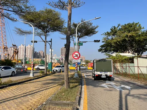立委特助紅燈右轉被開單要警檢討 義交還原:小姐的態度比較激動一點